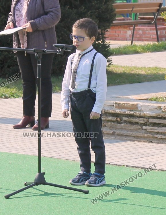 Кметът Иво Димов и децата от ДГ "8-ми март" засадиха дръвчета в двора на градината