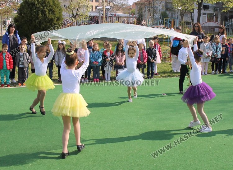 Кметът Иво Димов и децата от ДГ "8-ми март" засадиха дръвчета в двора на градината