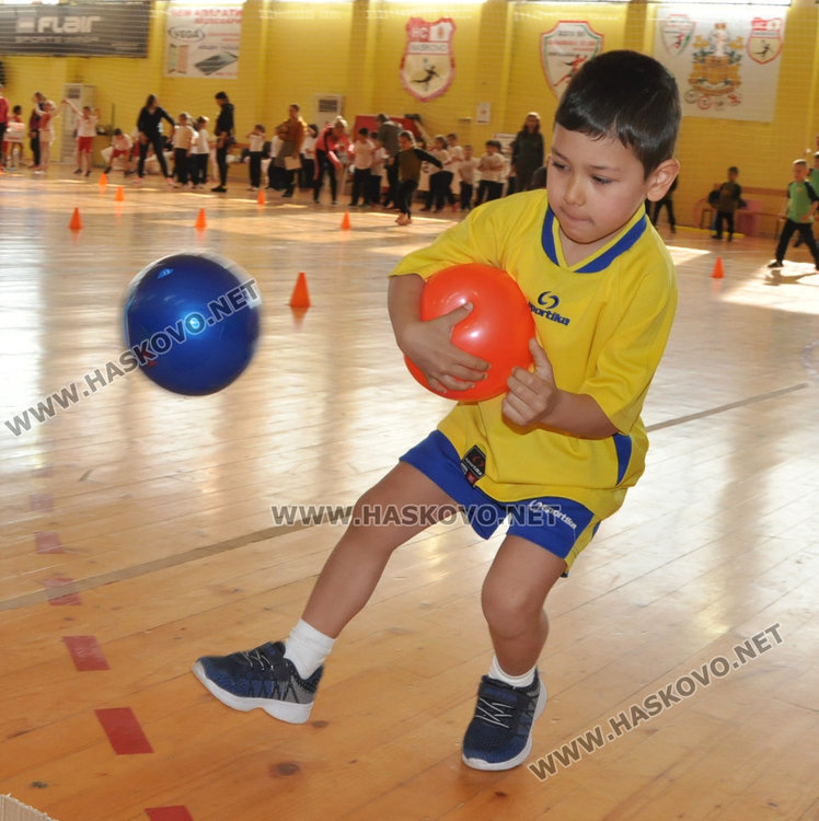 80 деца и родители се забавляваха в спортен празник