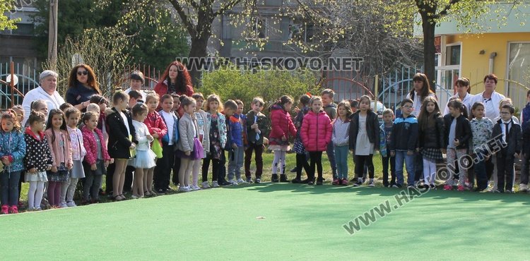 Кметът Иво Димов и децата от ДГ "8-ми март" засадиха дръвчета в двора на градината