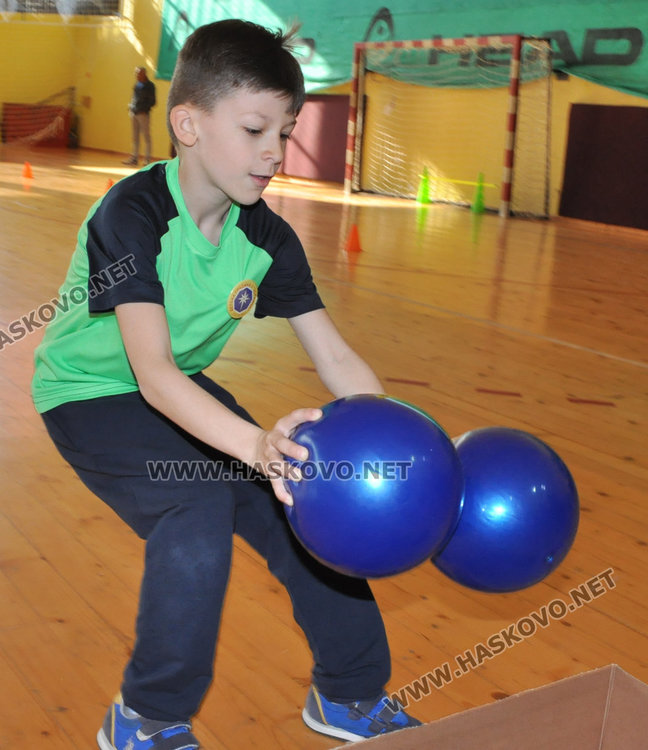 80 деца и родители се забавляваха в спортен празник