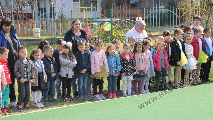 Кметът Иво Димов и децата от ДГ "8-ми март" засадиха дръвчета в двора на градината