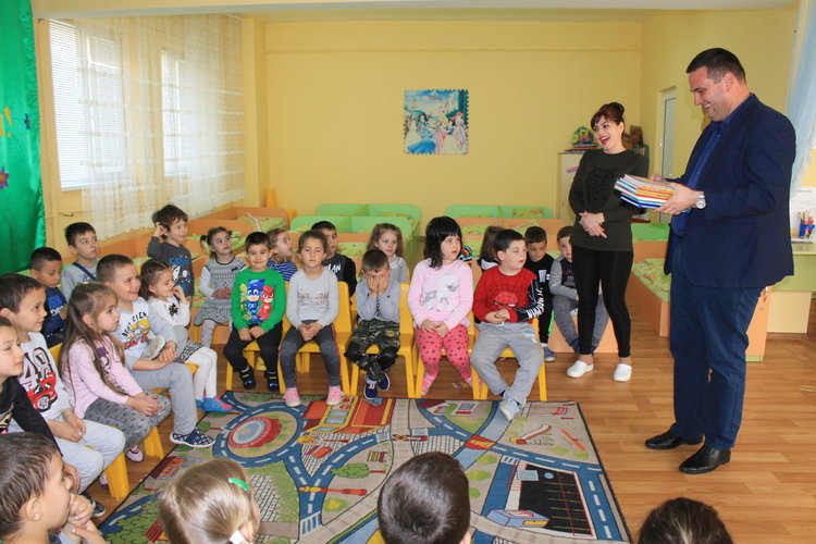 Никола Чанев чете детски приказки в ДГ"Дъга"