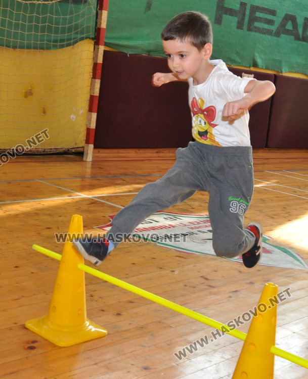 80 деца и родители се забавляваха в спортен празник