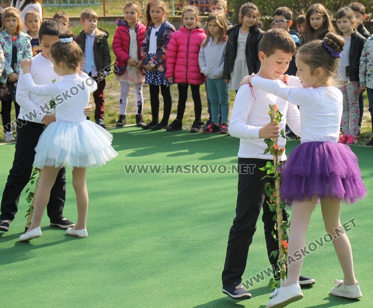 Кметът Иво Димов и децата от ДГ "8-ми март" засадиха дръвчета в двора на градината