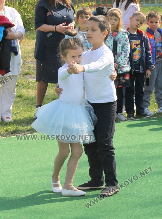 Кметът Иво Димов и децата от ДГ "8-ми март" засадиха дръвчета в двора на градината