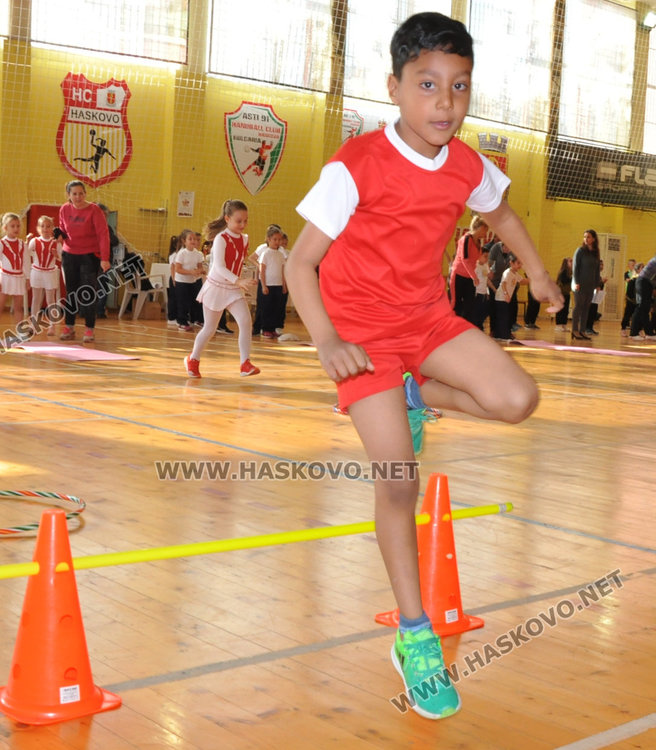 80 деца и родители се забавляваха в спортен празник