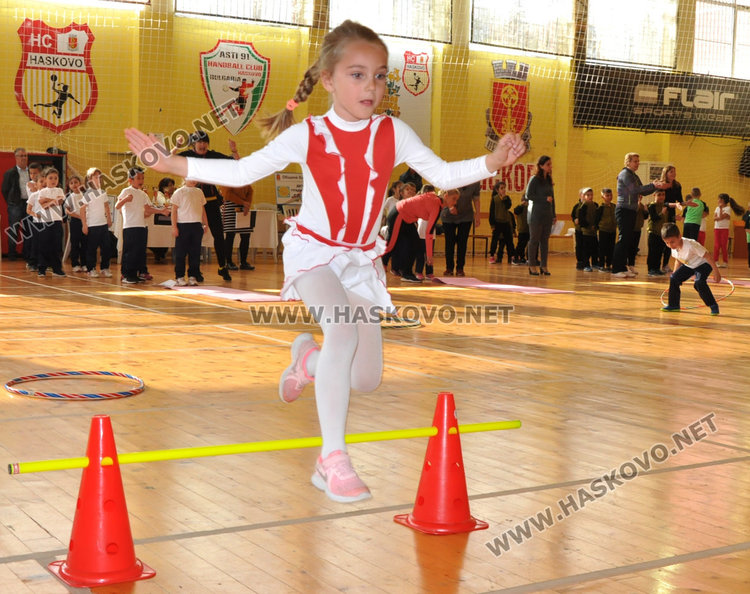 80 деца и родители се забавляваха в спортен празник