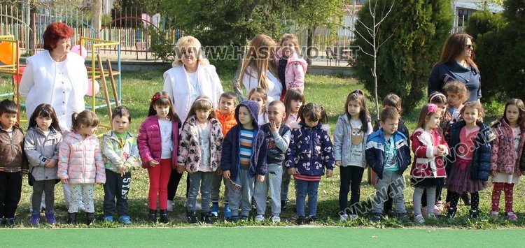 Кметът Иво Димов и децата от ДГ "8-ми март" засадиха дръвчета в двора на градината