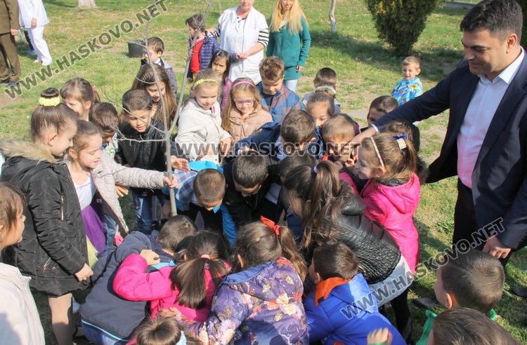 Кметът Иво Димов и децата от ДГ "8-ми март" засадиха дръвчета в двора на градината