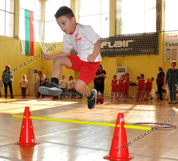 80 деца и родители се забавляваха в спортен празник