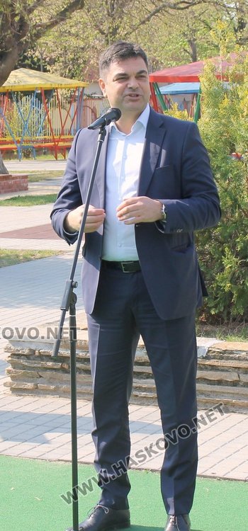 Кметът Иво Димов и децата от ДГ "8-ми март" засадиха дръвчета в двора на градината