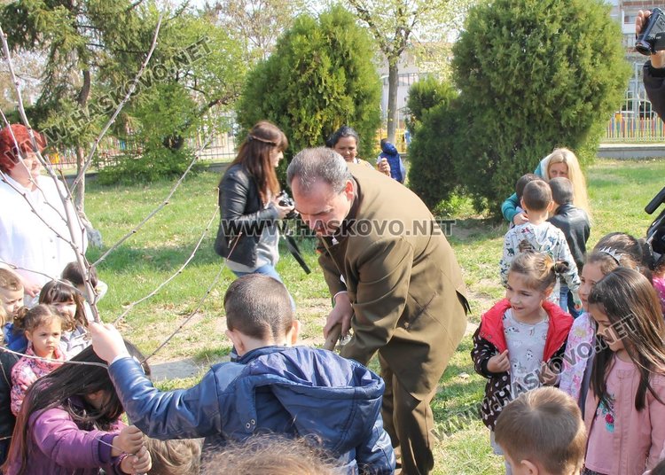 Кметът Иво Димов и децата от ДГ "8-ми март" засадиха дръвчета в двора на градината
