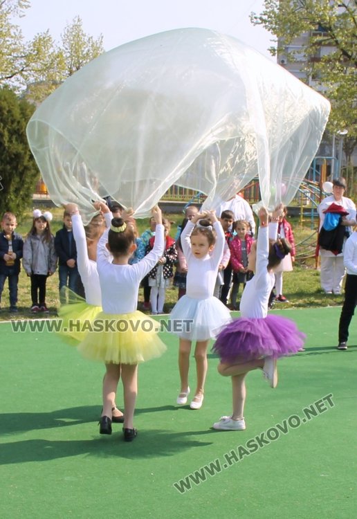 Кметът Иво Димов и децата от ДГ "8-ми март" засадиха дръвчета в двора на градината