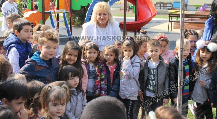 Кметът Иво Димов и децата от ДГ "8-ми март" засадиха дръвчета в двора на градината