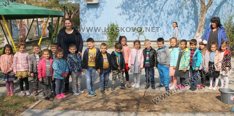 Кметът Иво Димов и децата от ДГ "8-ми март" засадиха дръвчета в двора на градината