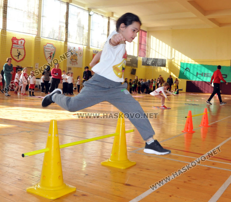 80 деца и родители се забавляваха в спортен празник