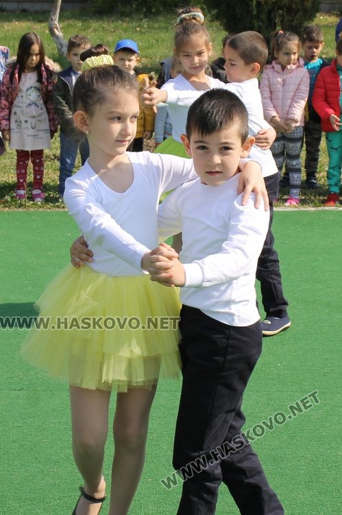 Кметът Иво Димов и децата от ДГ "8-ми март" засадиха дръвчета в двора на градината