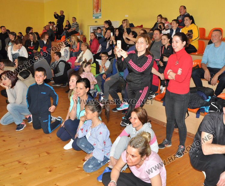 80 деца и родители се забавляваха в спортен празник