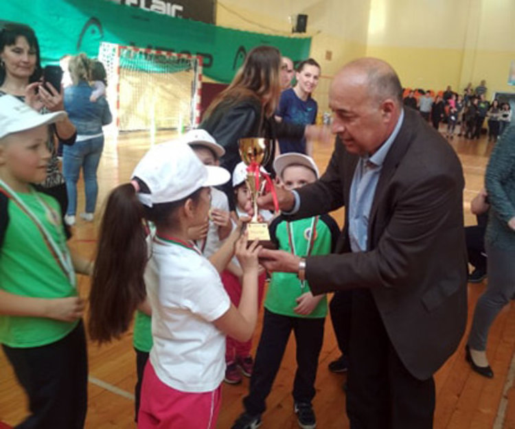 80 деца и родители се забавляваха в спортен празник