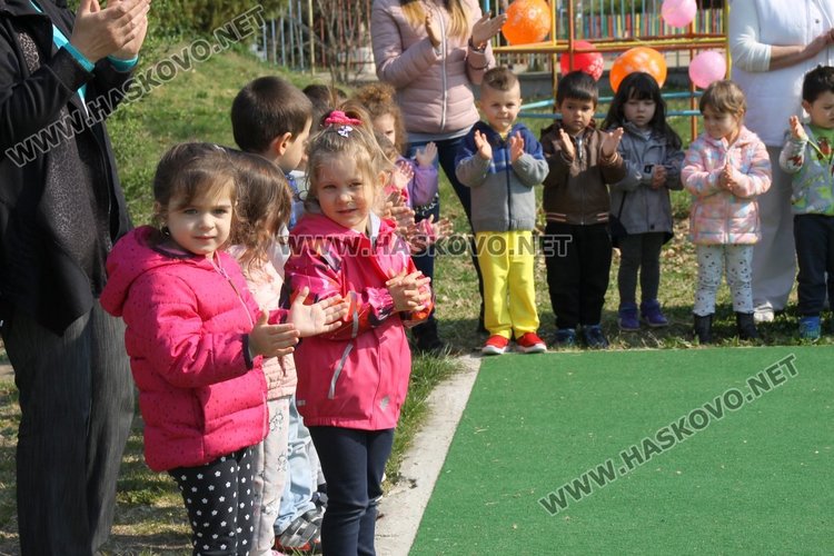 Кметът Иво Димов и децата от ДГ "8-ми март" засадиха дръвчета в двора на градината