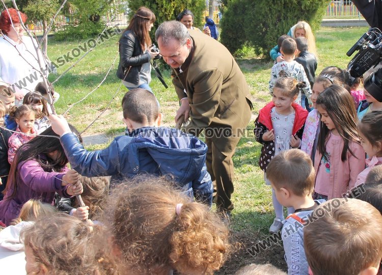 Кметът Иво Димов и децата от ДГ "8-ми март" засадиха дръвчета в двора на градината