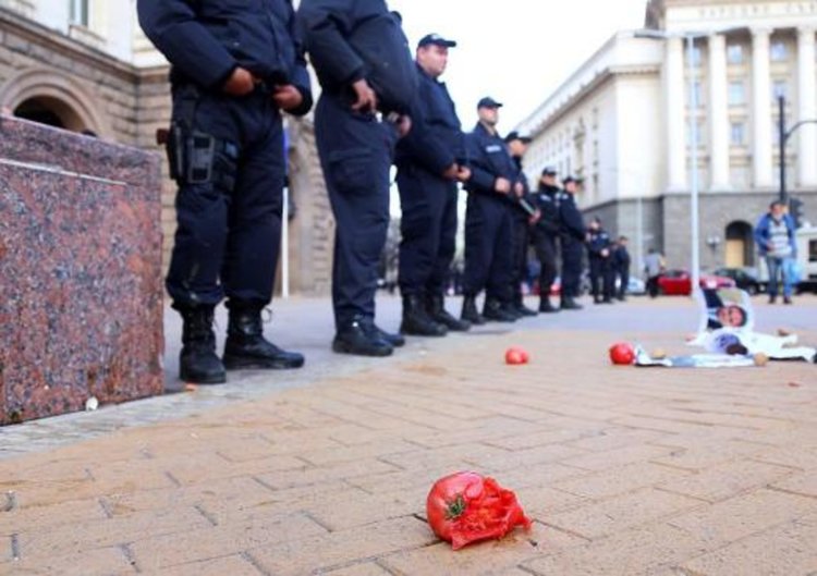 Протест пред Министерски съвет, полетяха яйца, домати и картофи 