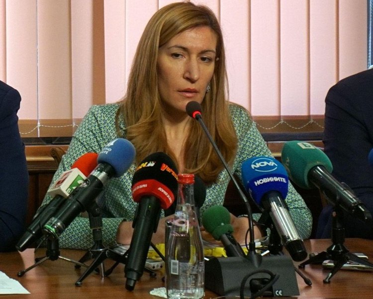 Ангелкова купила евтин апартамент на груб строеж от родителите си