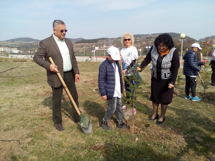 Обогатиха зеленото богатство на парк „Арпезос – Север” с над десет дръвчета