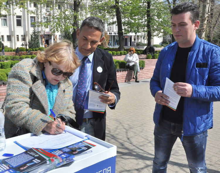 Стефан Тафров събира в Хасково подписи за регистрацията на Демократична България