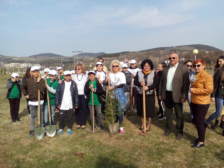 Обогатиха зеленото богатство на парк „Арпезос – Север” с над десет дръвчета