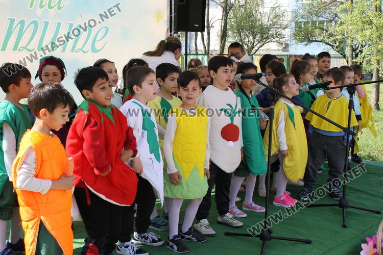 Малчугани от детските градини създадоха празник в двора на Дневения център