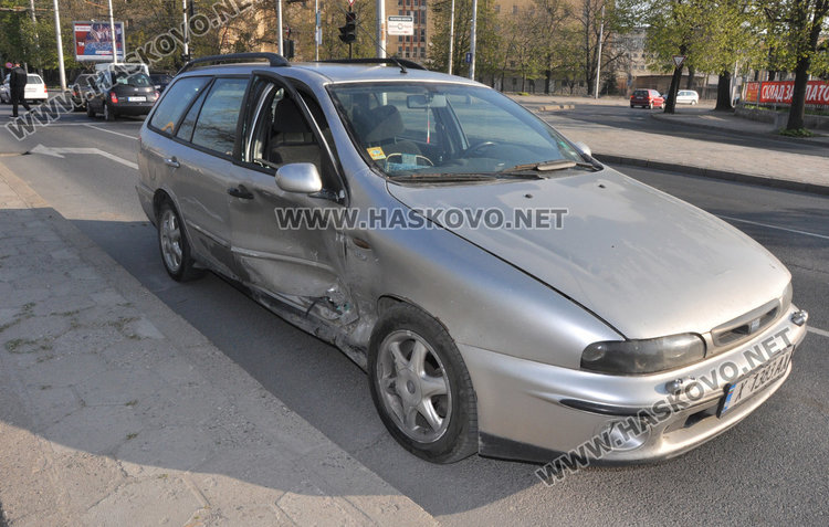 Двойна катастрофа на кръстовището до Цигарената на неработещ светофар