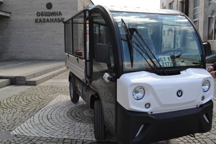 Община Казанлък вече използва електромобил, подобен на този, който ще бъде доставен в Хасково
