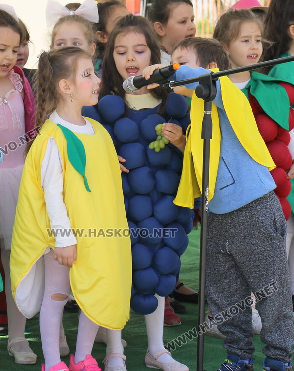 Малчугани от детските градини създадоха празник в двора на Дневения център