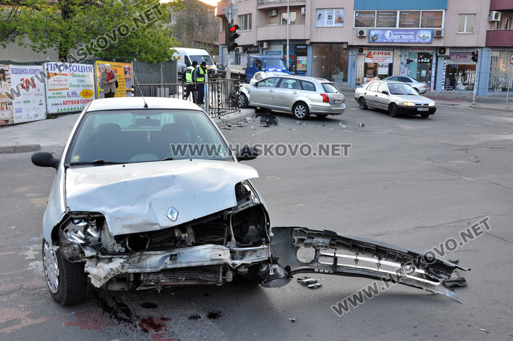Рено и Тойота се разбиха на кръстовището до Зеленчуковия пазар