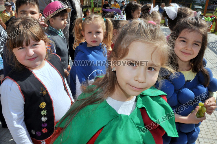 Малчугани от детските градини създадоха празник в двора на Дневения център