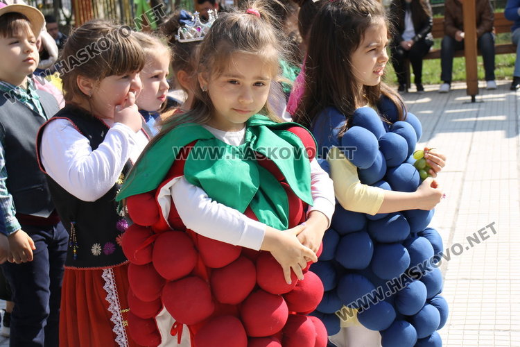Малчугани от детските градини създадоха празник в двора на Дневения център