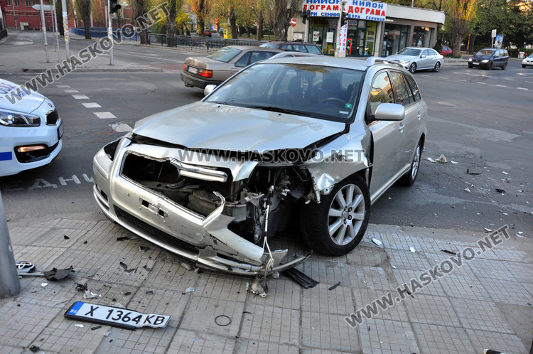 Рено и Тойота се разбиха на кръстовището до Зеленчуковия пазар