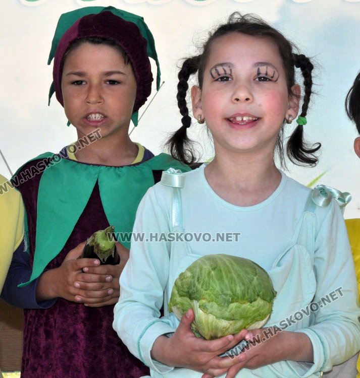 Малчугани от детските градини създадоха празник в двора на Дневения център