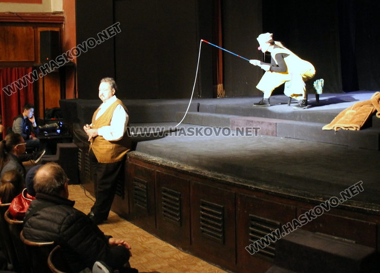 Театралният клоун не само забавлява, той е мислещ, задава въпроси – в Димитровград