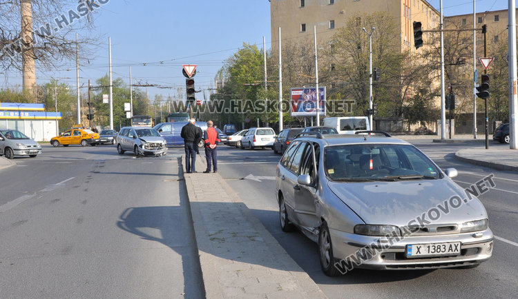Двойна катастрофа на кръстовището до Цигарената на неработещ светофар