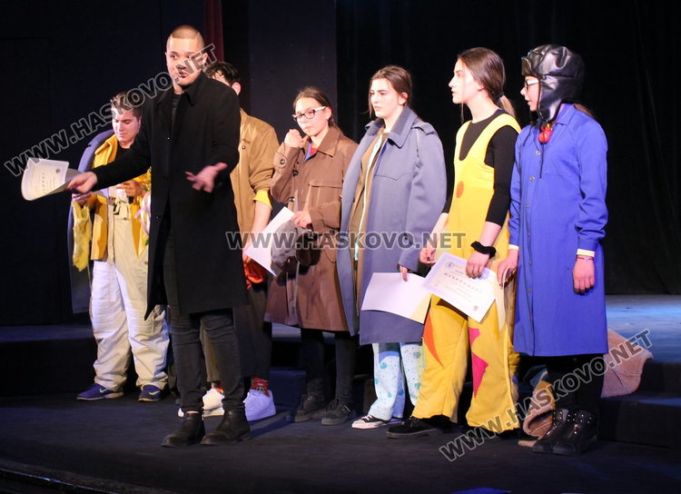 Театралният клоун не само забавлява, той е мислещ, задава въпроси – в Димитровград