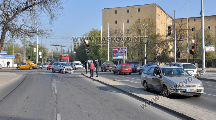 Двойна катастрофа на кръстовището до Цигарената на неработещ светофар