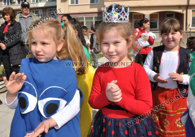 Малчугани от детските градини създадоха празник в двора на Дневения център