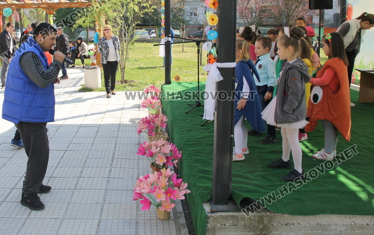 Малчугани от детските градини създадоха празник в двора на Дневения център
