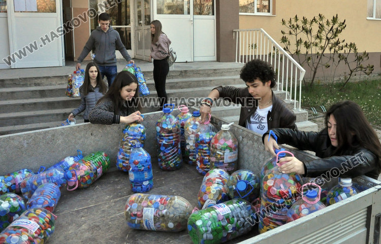 200 кг капачки събраха ученици от Езиковата за закупуване на кувьоз