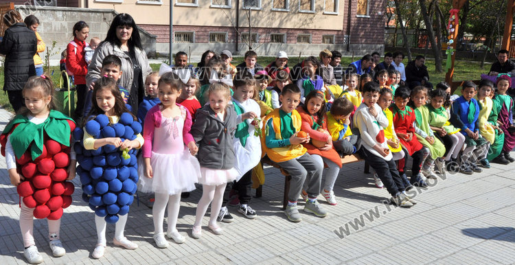 Малчугани от детските градини създадоха празник в двора на Дневения център