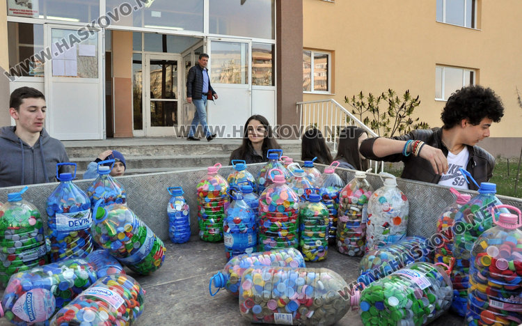 200 кг капачки събраха ученици от Езиковата за закупуване на кувьоз