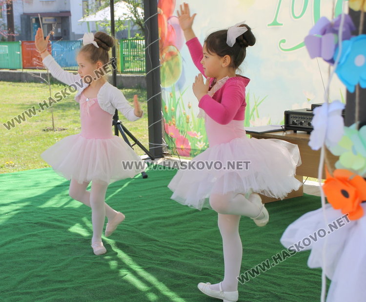 Малчугани от детските градини създадоха празник в двора на Дневения център